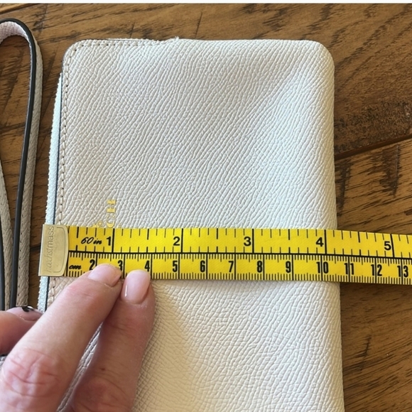 Coach Wristlet Chalk Color. Ivory Color - Picture 5 of 5